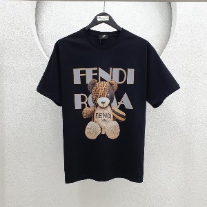 [국내배송] 펜디 23 SS FENDI 베어 로고 프린팅 티셔츠 블랙