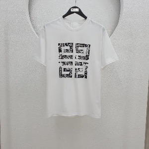 [국내배송] 지방시 GIVENCHY 23SS 아트  로고 프린팅 티셔츠 화이트