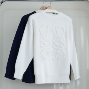 [국내배송][반품가능] 로에베 LOEWE 아나그램 엠보 디테일 울 블렌드 니트 스웨터 2color