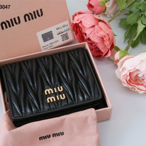 [국내배송][반품가능] 미우미우 MIUMIU 마테라쎄 나파 가죽 반지갑 블랙