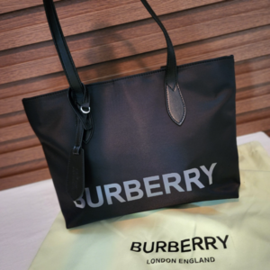 [국내배송] 버버리 BURBERRY 쇼퍼백
