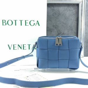 [국내배송] 보테가베네타 BOTTEGA VENETA 카세트 카메라 백 인디블루