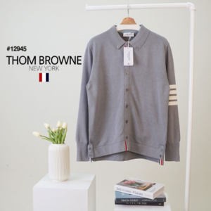 [국내배송][반품가능] 톰브라운 THOM BROWNE 남성 4선 완장 버튼 카라 니트셔츠