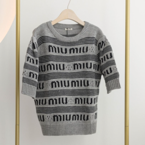 [국내배송] 미우미우 MIUMIU 여자 니트 로고 캐시미어 스웨터