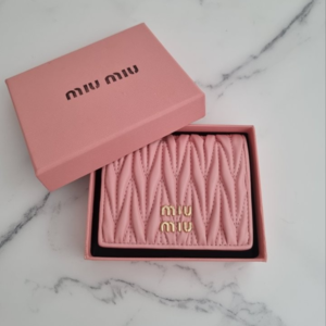 [국내배송] 미우미우 MIUMIU 마테라쎄 반지갑 핑크