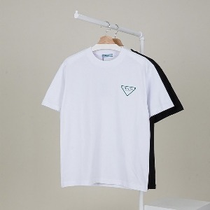 [국내배송][반품가능] 프라다 PRADA 남성 트라이앵글 나염 면실크 라운드 반팔 티셔츠 2color