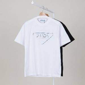 [국내배송][반품가능] 프라다 PRADA 남성 엠보 트라이앵글 로고 라운드 반팔 티셔츠 2color