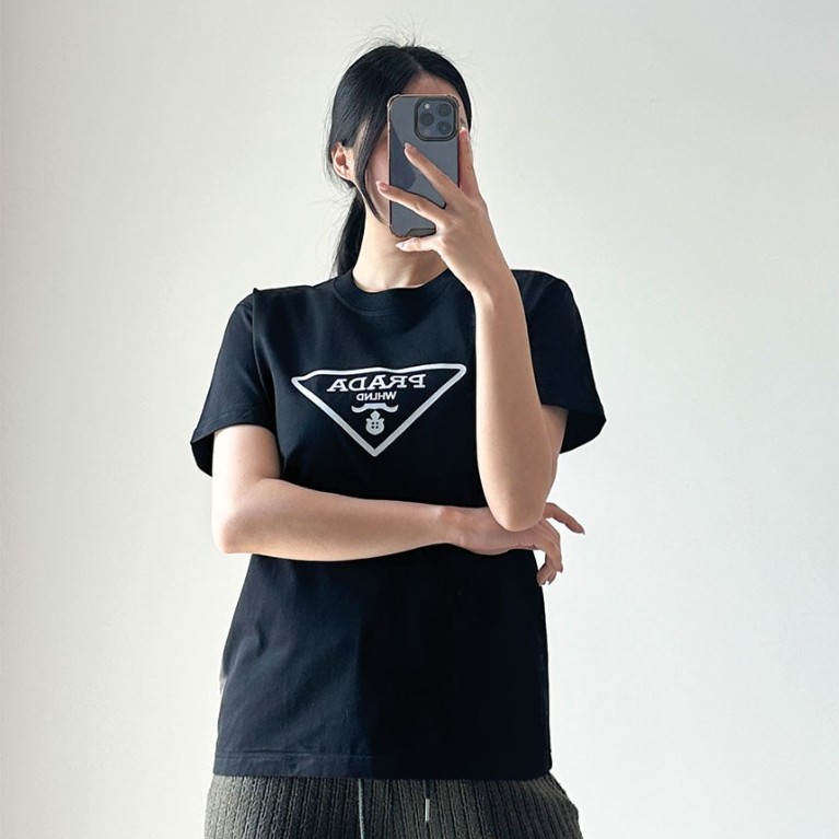 [국내배송][반품가능] 프라다 PRADA 삼각 프린팅 로고 반팔 티셔츠